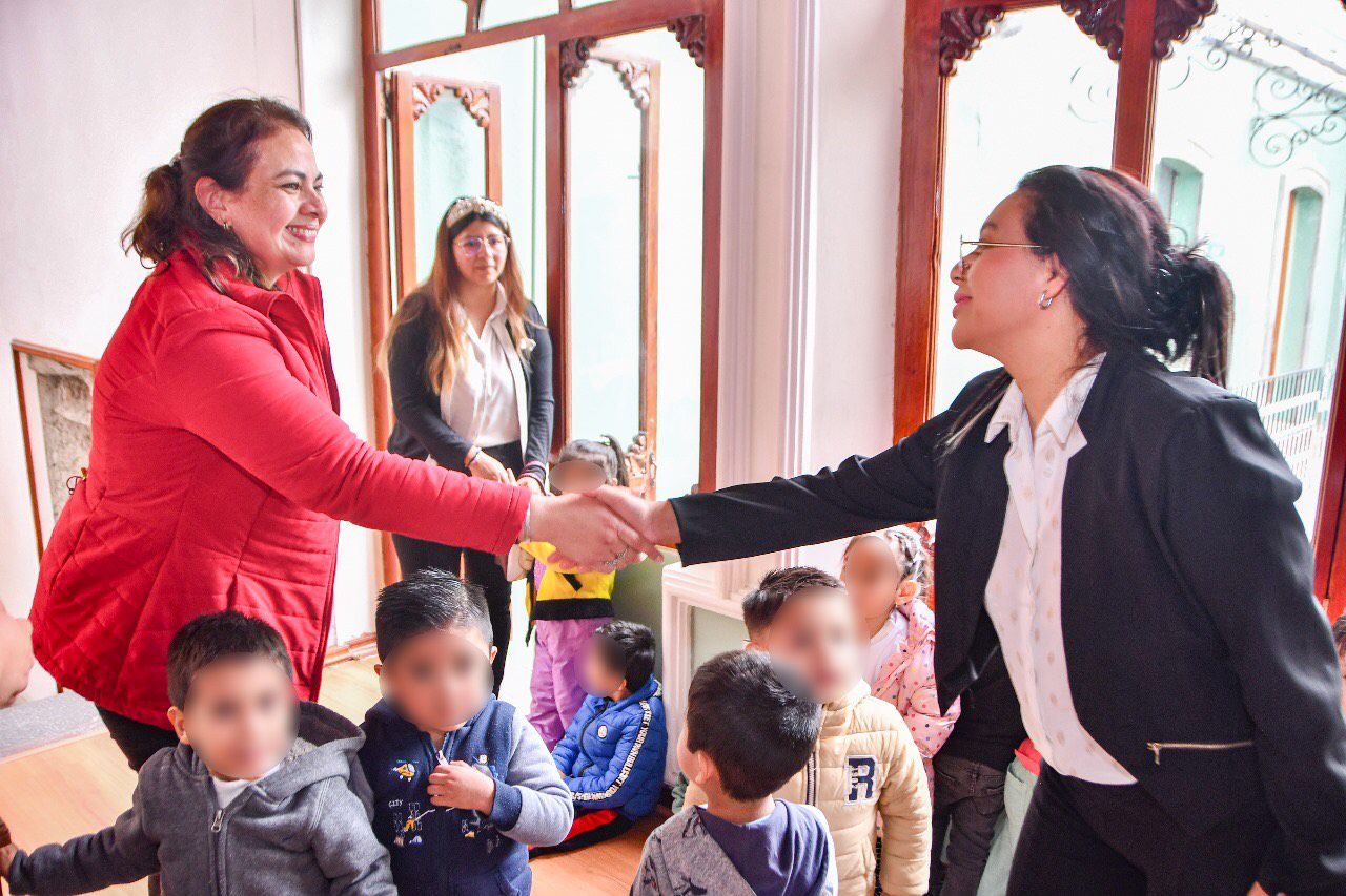 Visitan niñas y niños de estancia infantil a presidenta municipal de Huamantla
